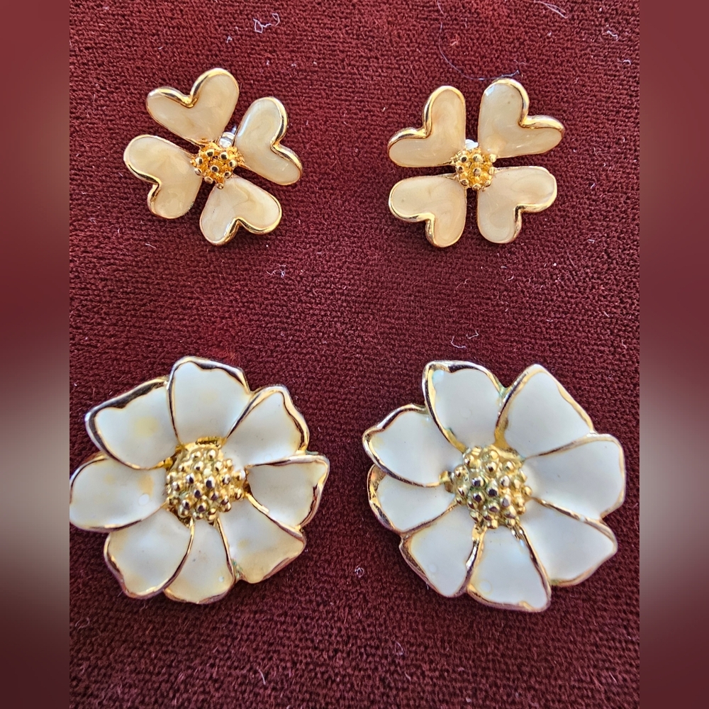 GUC Lot of 2 Pairs Enamel Goldtone Floral Dogwood Post and Clip On Earrings
